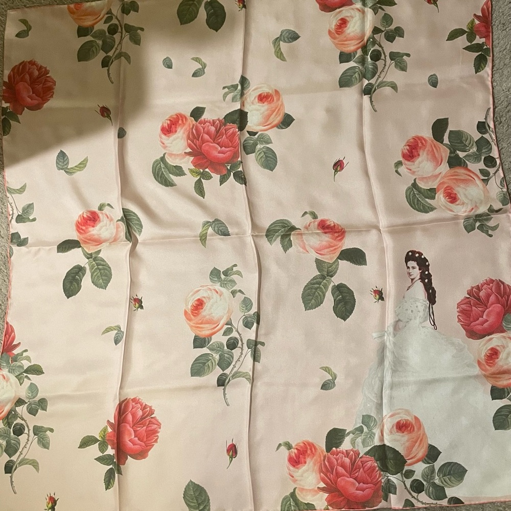 Floral Print Scarf with Elegant Design